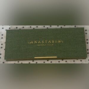Anastasia Beverly Hills - Nouveau
Eyeshadow Palette NEW